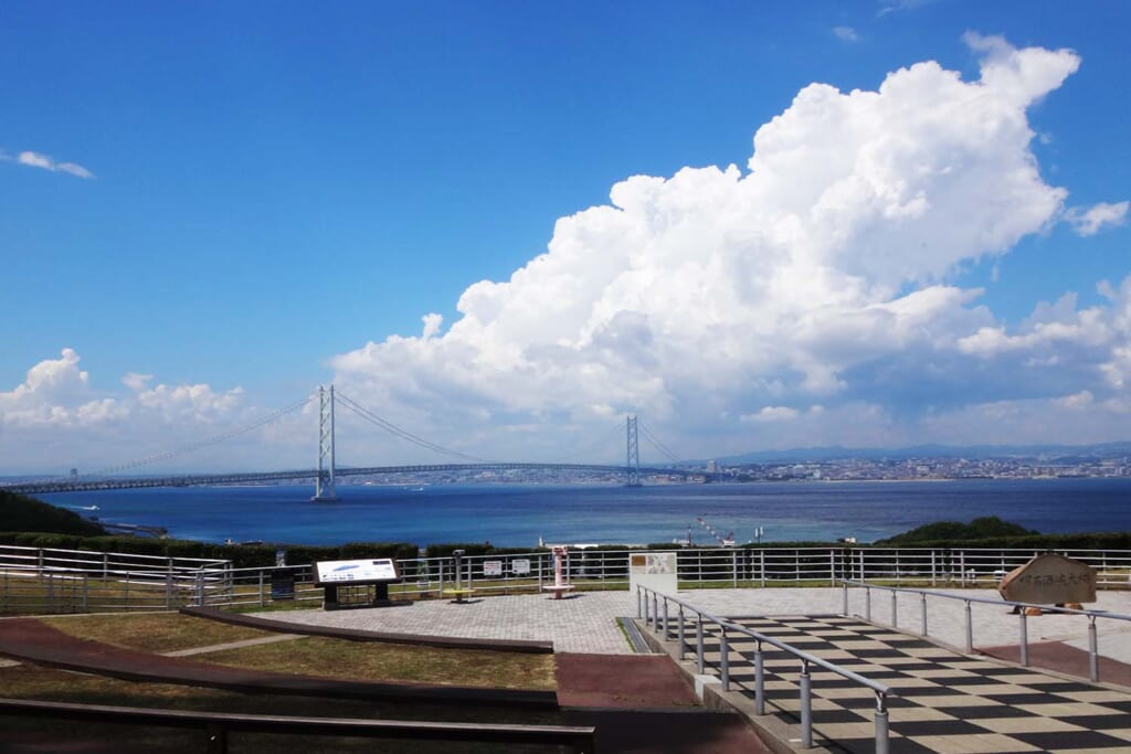 淡路大橋にかかる入道雲