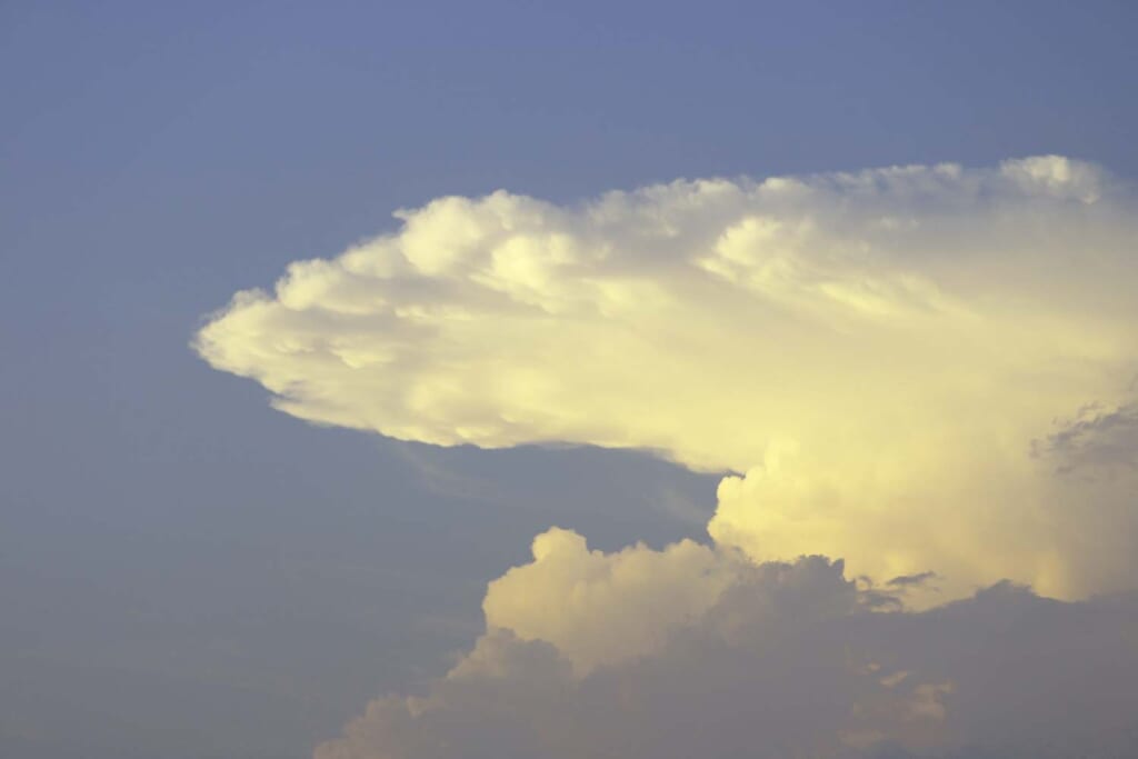 空に広がる積乱雲