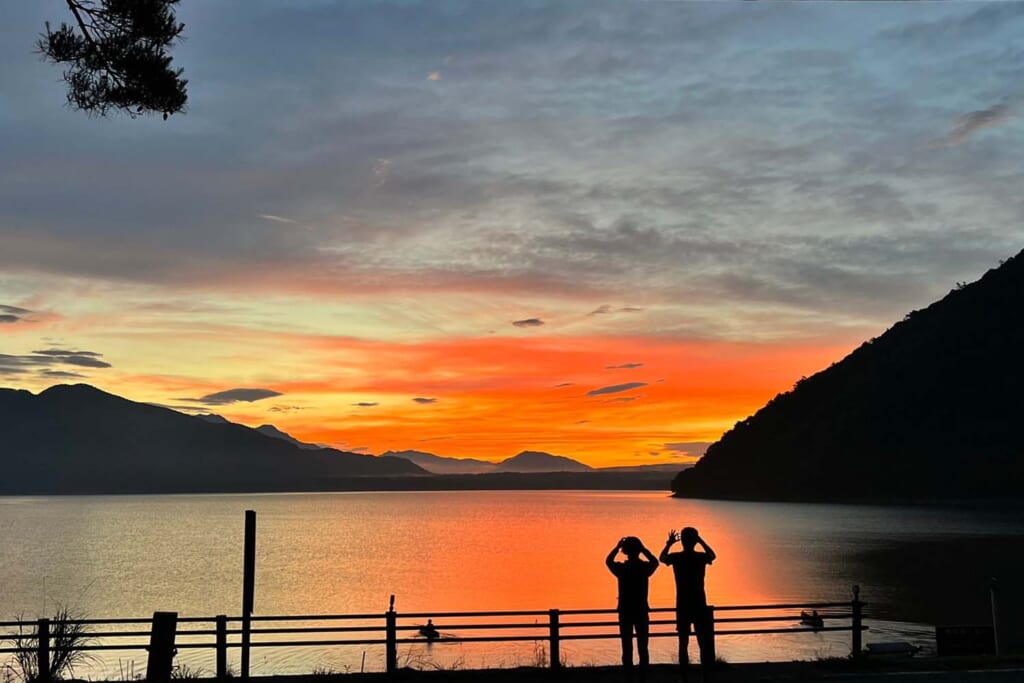 夕陽が美しい本栖湖の景色