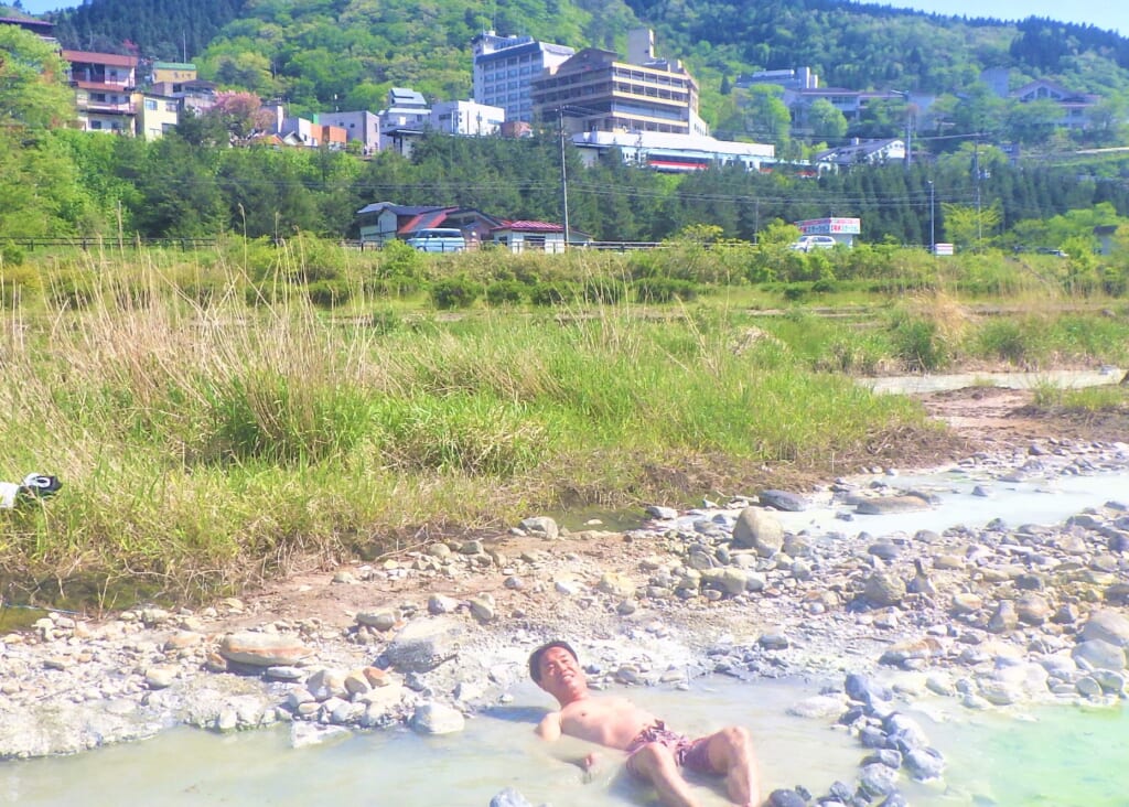 鳴子温泉駅前の野湯