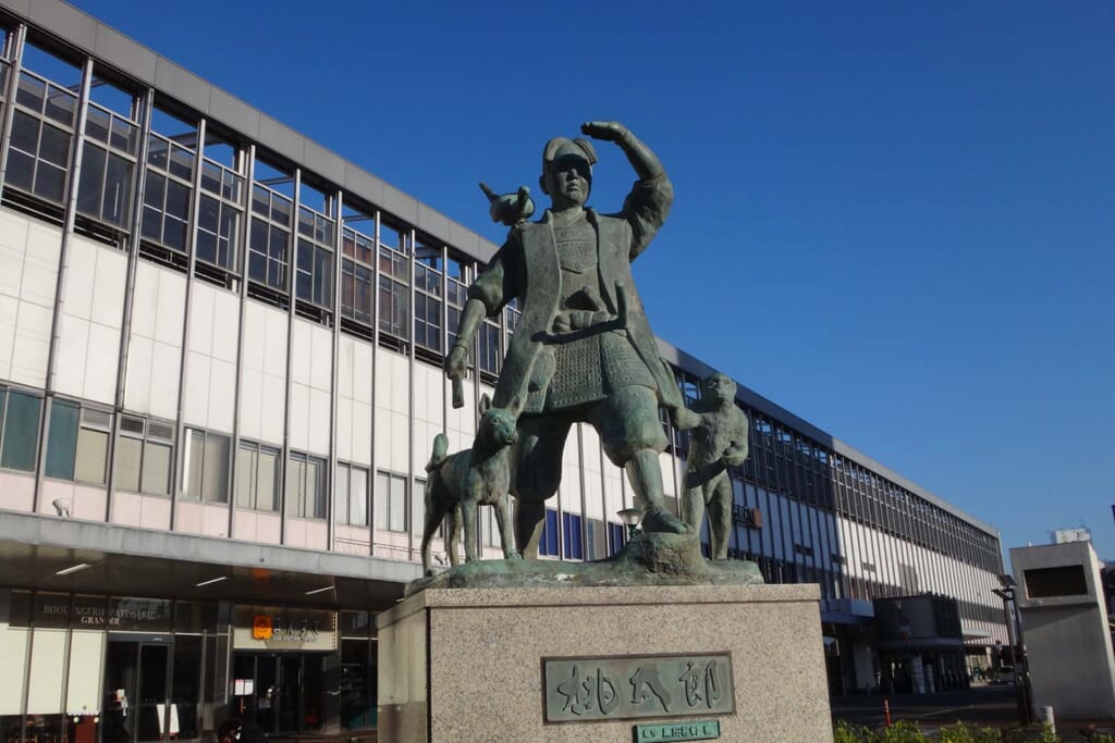 岡山駅前の桃太郎像