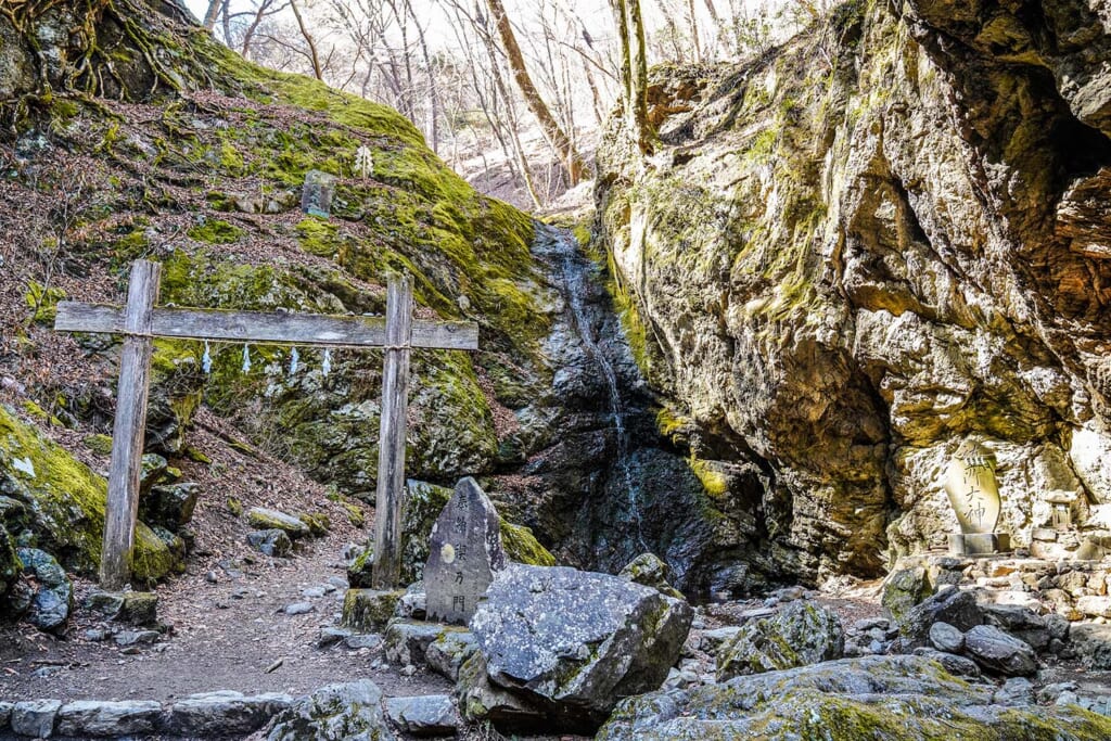 御岳山の七代の滝