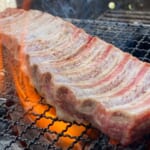 【画像】スライス肉は「バーベキュー」に非ず！　常識をくつがえすホントの「BBQ」は塊肉をワイルドに丸焼きすることにあり 〜 画像1