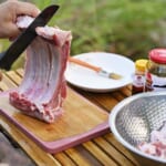 【画像】スライス肉は「バーベキュー」に非ず！　常識をくつがえすホントの「BBQ」は塊肉をワイルドに丸焼きすることにあり 〜 画像1