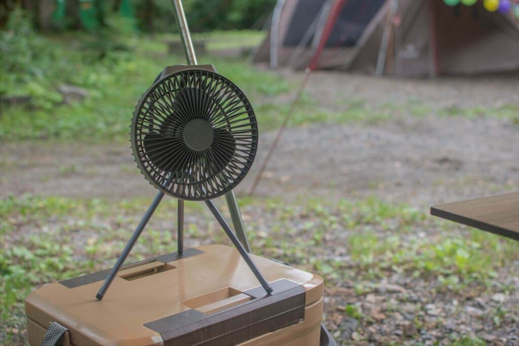 キャンプで暑さ対策の扇風機