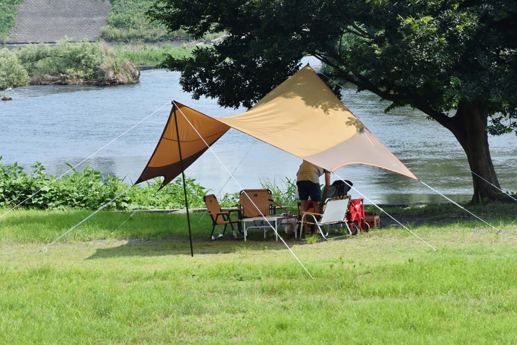 河川敷でタープを張ってキャンプ