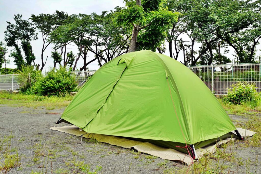 公園でテント設営