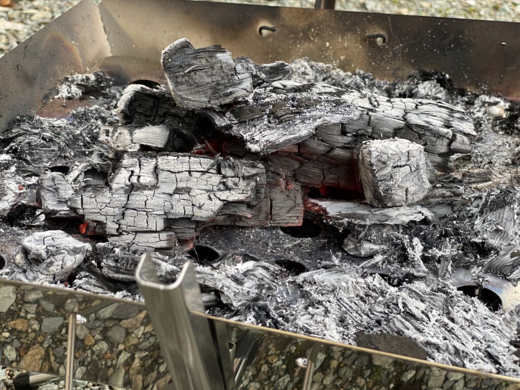 焚き火で燃え残った薪