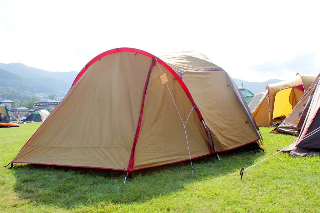 テントが密集するキャンプ場