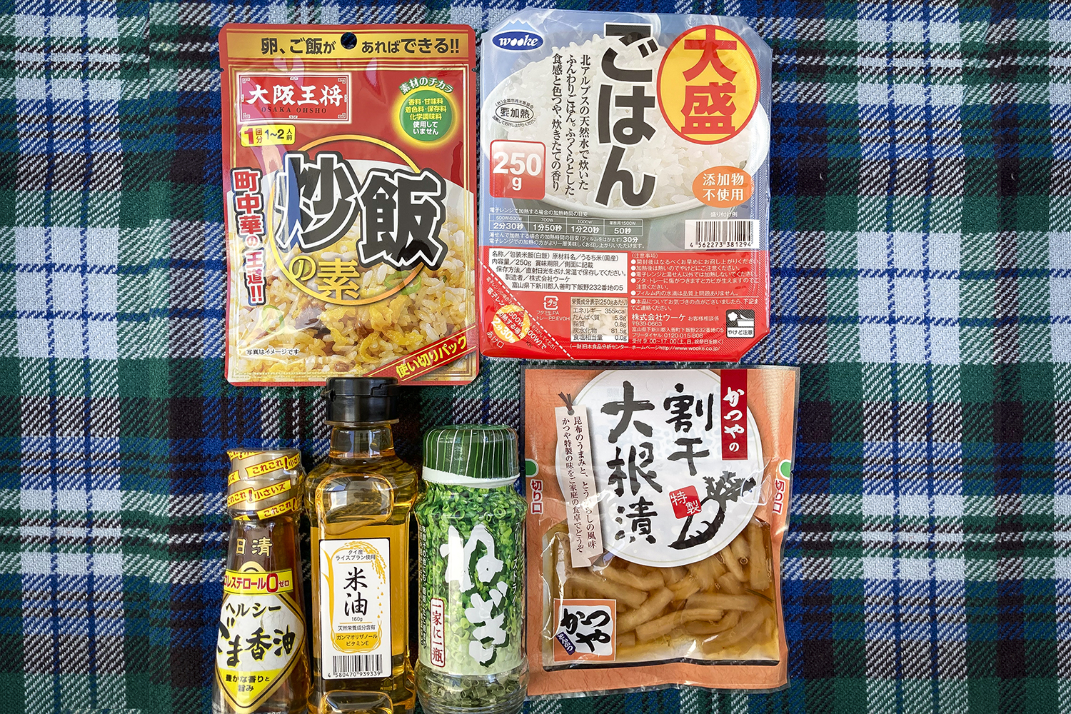 100円ショップの食材で作る「チャーハン」の食材