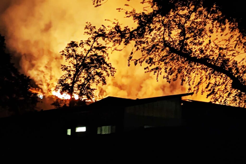 住宅街に迫る山火事の炎