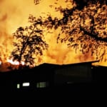 住宅街に迫る山火事の炎