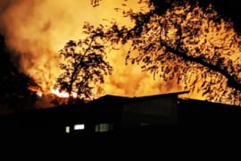 住宅街に迫る山火事の炎