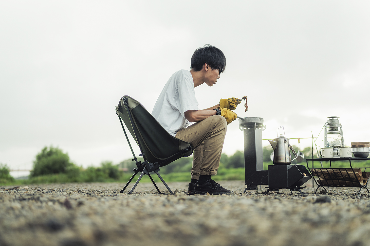 キッチンストーブを使ってキャンプ飯を楽しむ人