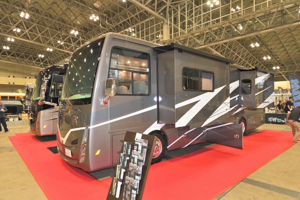 TIFFIN ALLEGRO BREEZE 31BRのフロントスタイル