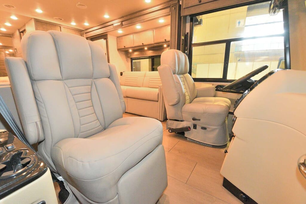 TIFFIN ALLEGRO BREEZE 33BRの運転席