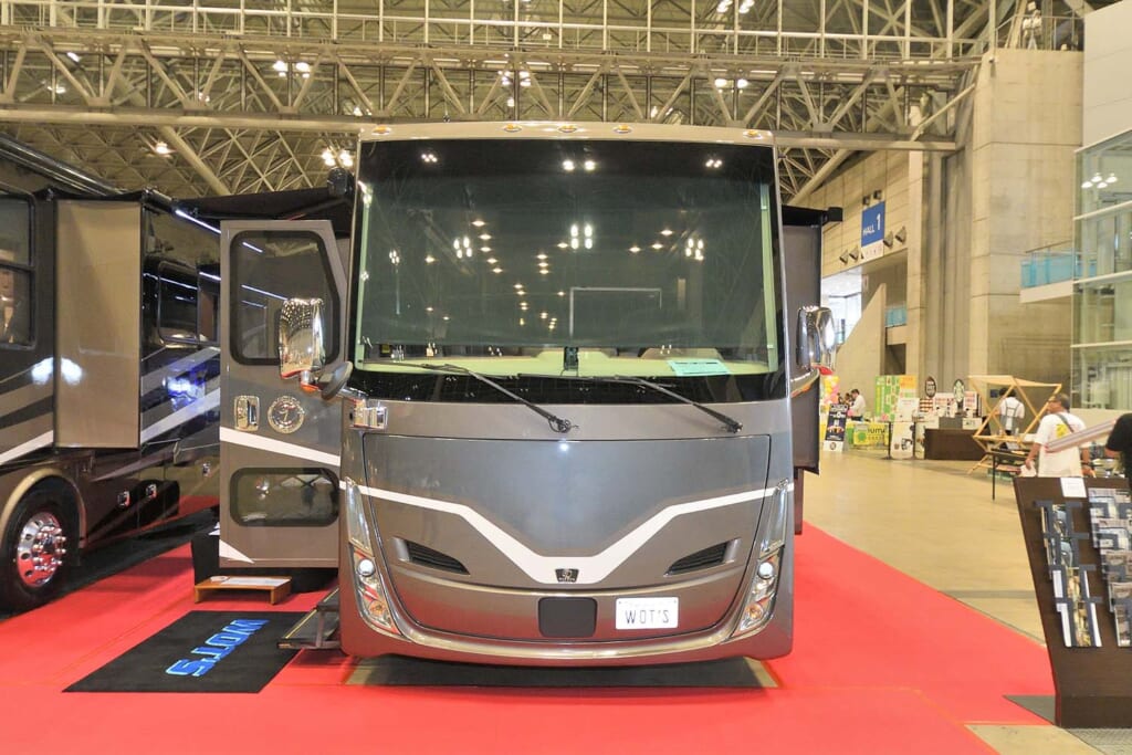 TIFFIN ALLEGRO BREEZE 31BRのフロントスタイル