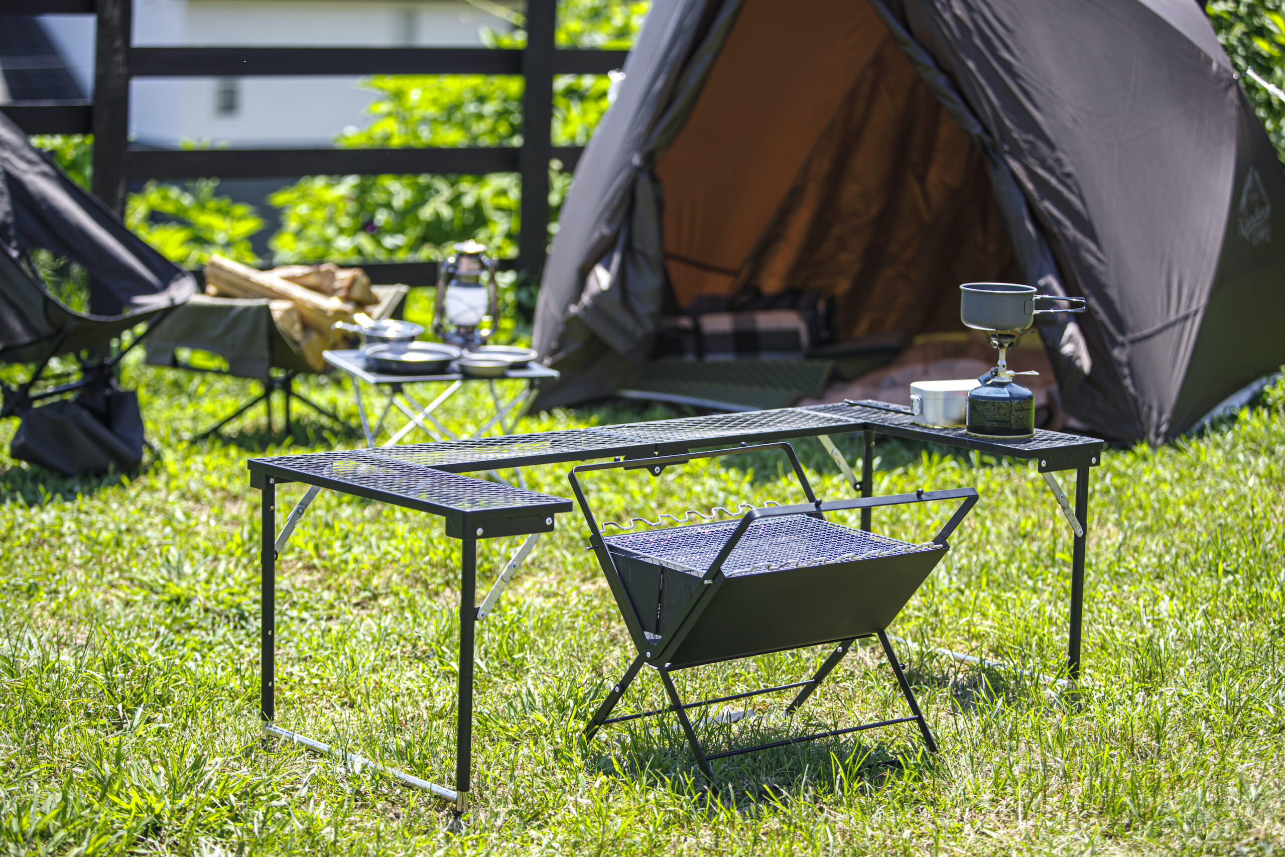 調理も焚火もこれひとつでOK！ コスパにも優れた2WAY仕様の焚火台
