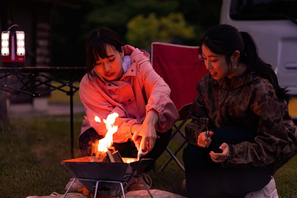 焚き火を楽しむ女性キャンパー