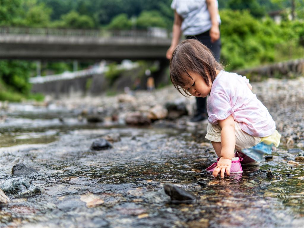 川の女の子