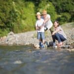 親子で釣りを楽しむ家族