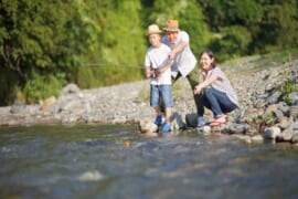 親子で釣りを楽しむ家族