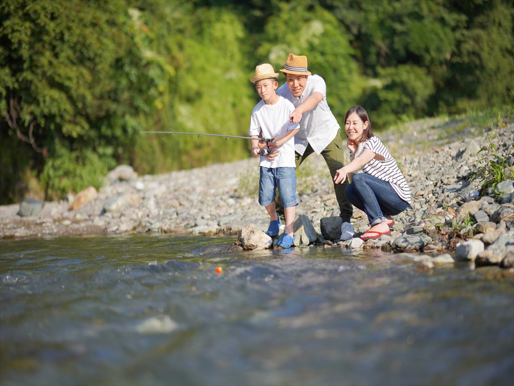 親子で釣りを楽しむ家族