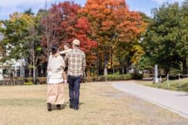 公園を散歩する親子