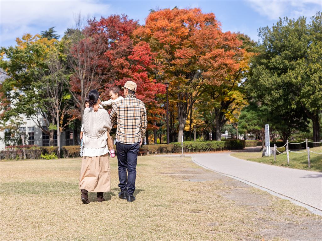 公園を散歩する親子