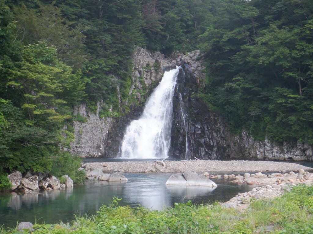 秋田県の法体園地キャンプ場の法体の滝