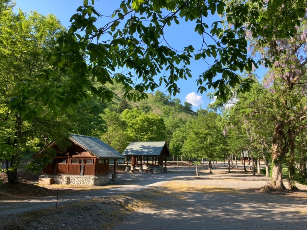 山形県の白い森オートキャンプ場のキャンプ場入口付近