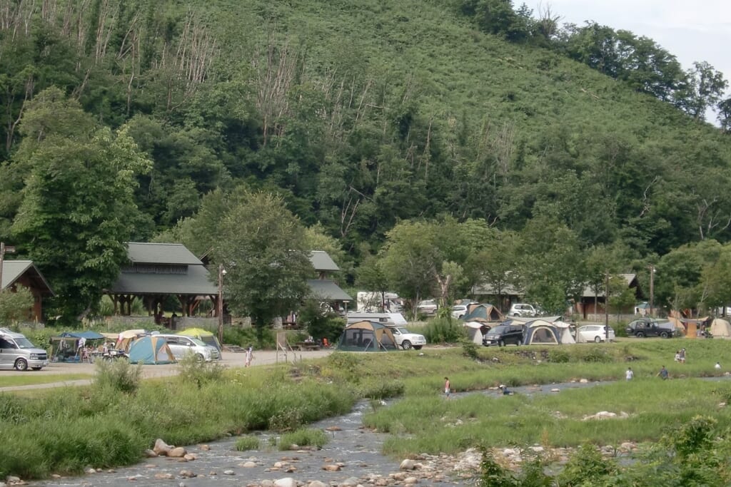 山形県の白い森オートキャンプ場の川沿い
