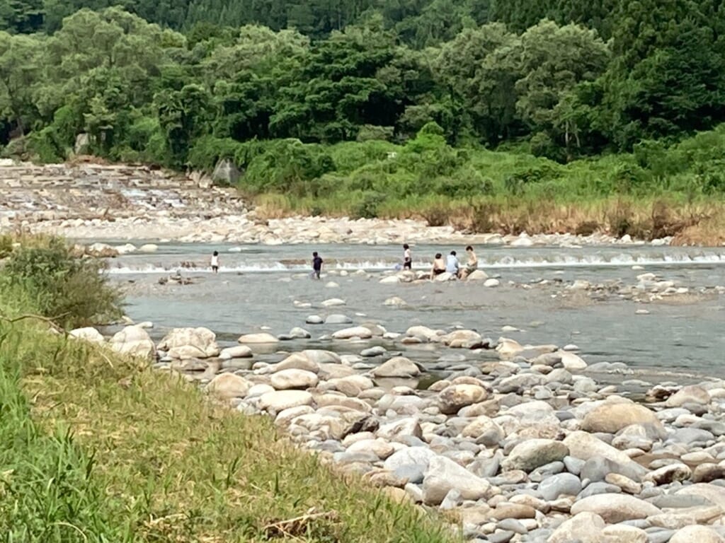 山形県の白い森オートキャンプ場の川の望遠