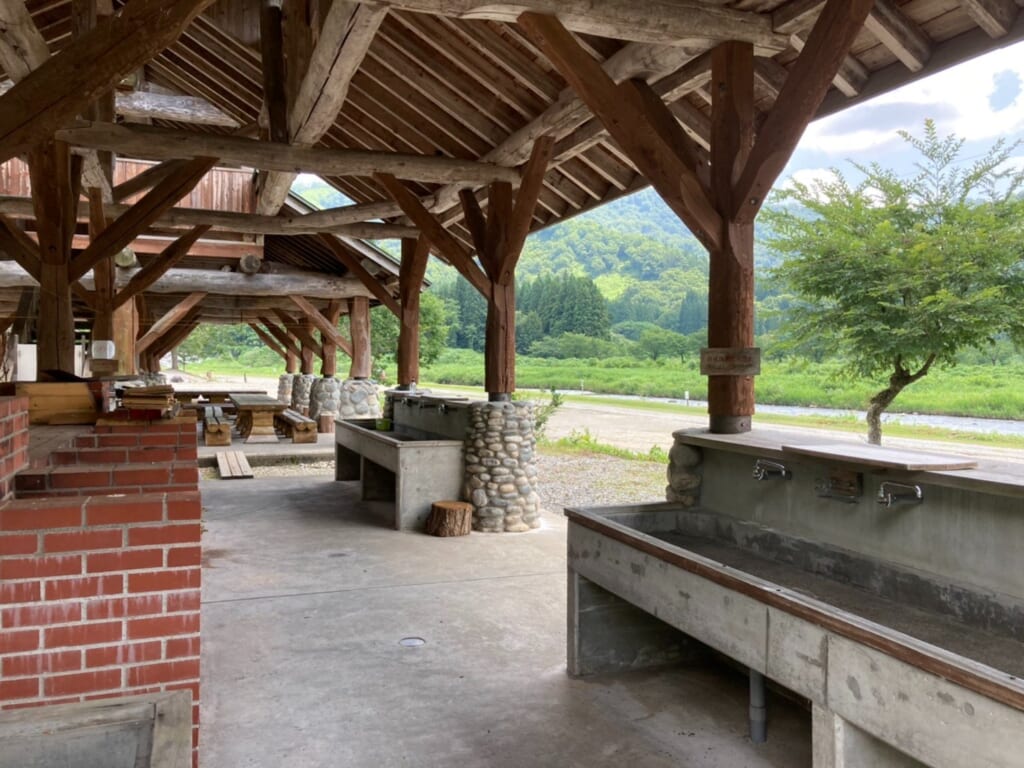 山形県の白い森オートキャンプ場の炊事棟