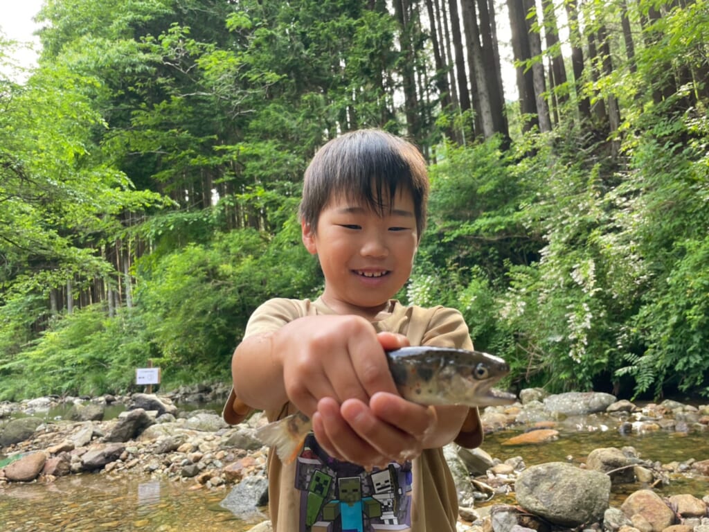 新田ふるさと村のあまごつかみ取り