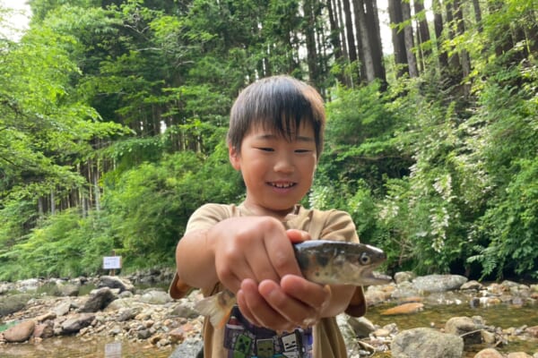 新田ふるさと村のあまごつかみ取り