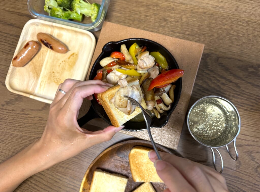 鶏もも肉とエリンギとパプリカのガーリック炒めを食パンと食べるイメージ