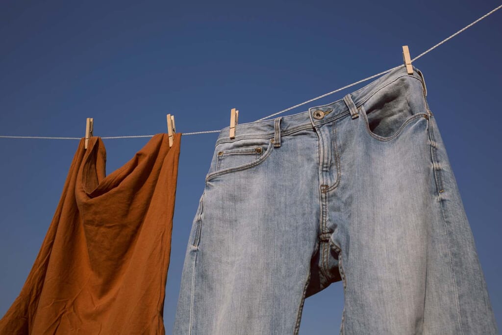 洗濯ロープで衣服を乾かす
