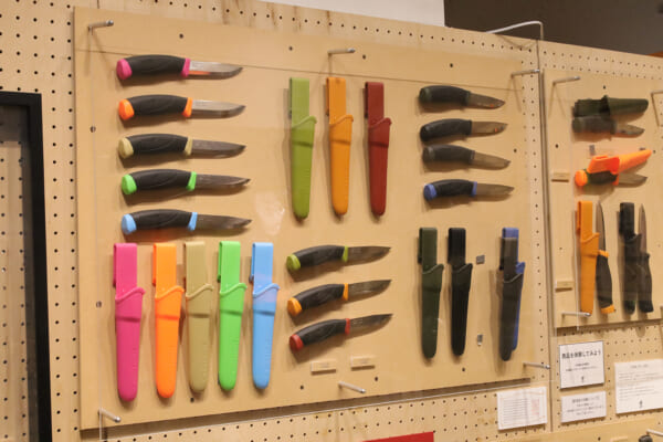 店内に展示されたカラフルなナイフ