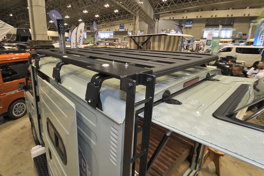 まるで「走る山小屋」？ 居住スペースに薪ストーブ導入の四季を