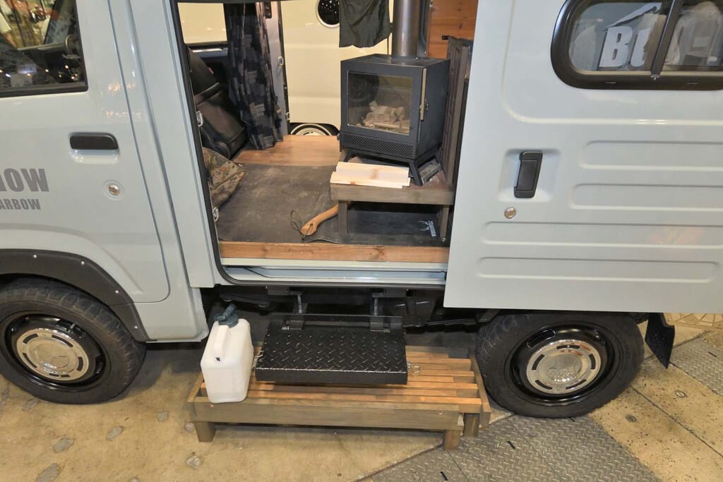 まるで「走る山小屋」？ 居住スペースに薪ストーブ導入の四季を