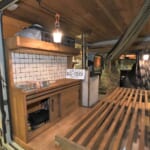 【画像】まるで「走る山小屋」？　居住スペースに薪ストーブ導入の四季を問わず大活躍の「軽トラ」バンライフが幸せすぎる 〜 画像1