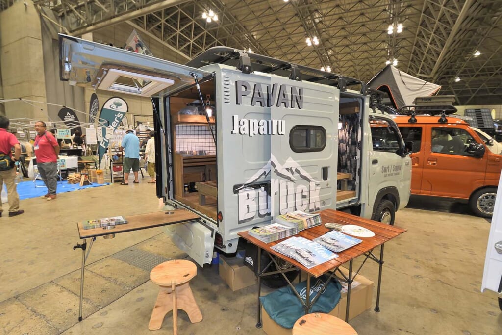 BUGTRUCK PANELVAN R-faceのリビングスペース