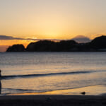 夕暮れ時の海と富士山