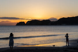 夕暮れ時の海と富士山