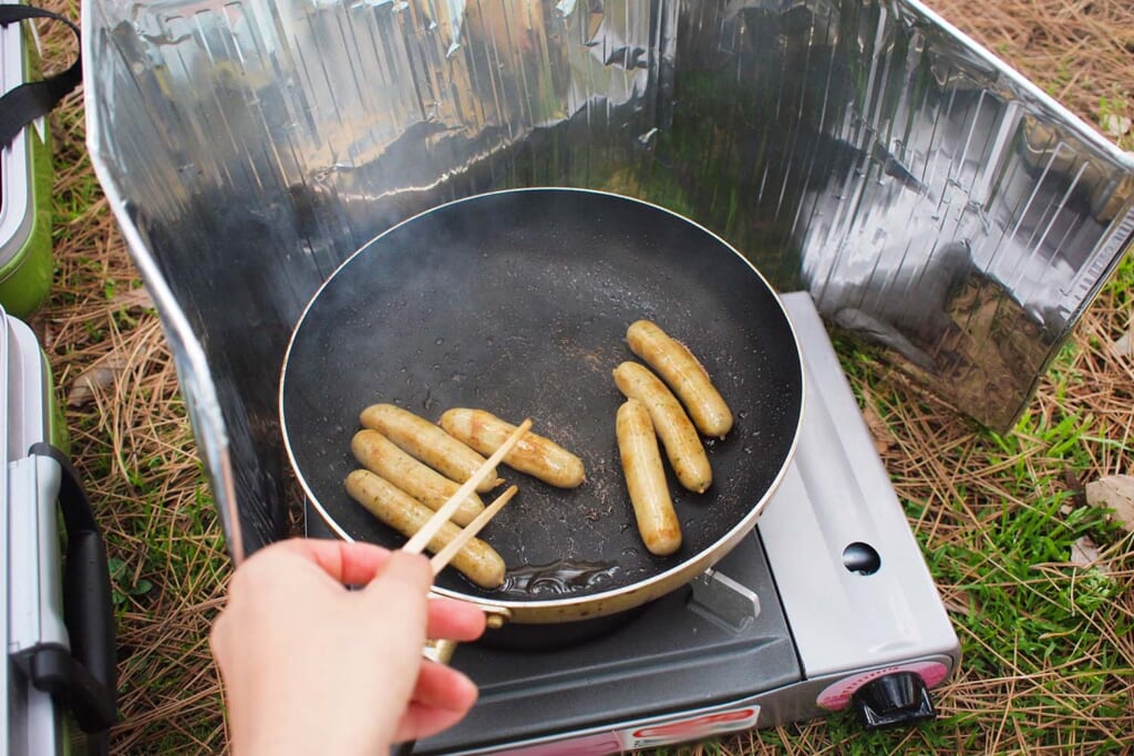 カセットコンロでソーセージを焼く