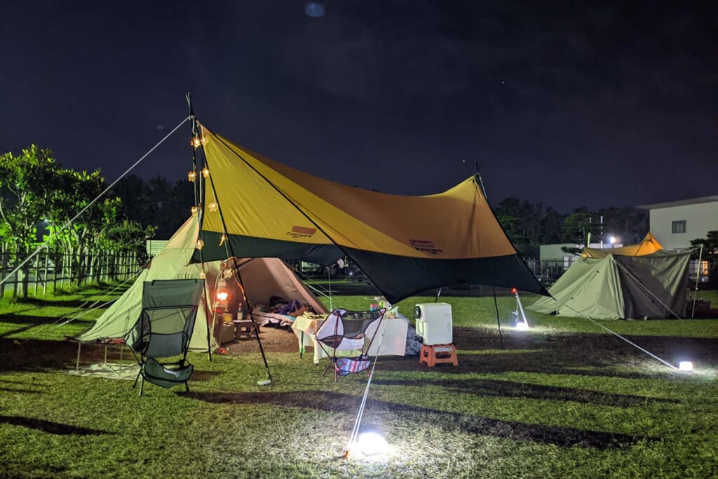 夜のキャンプ場