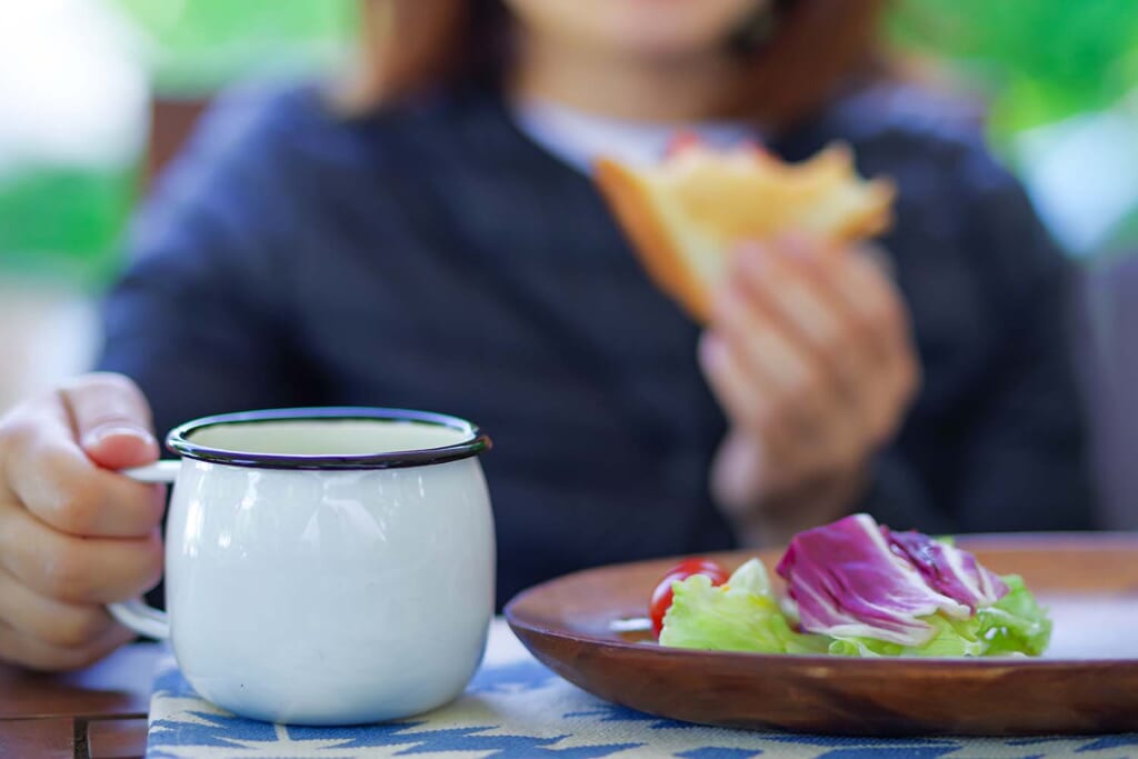 モーニングコーヒーを楽しみ女性