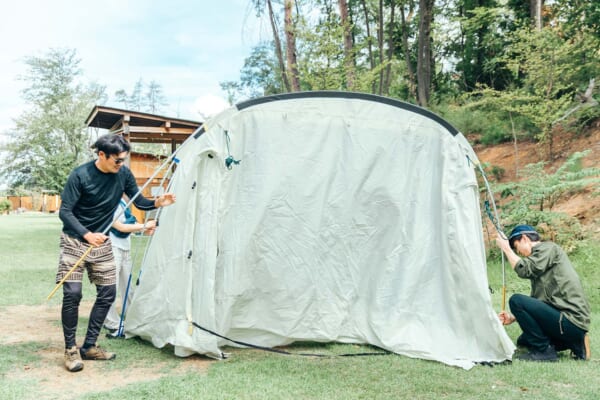 テントを設営するキャンパー