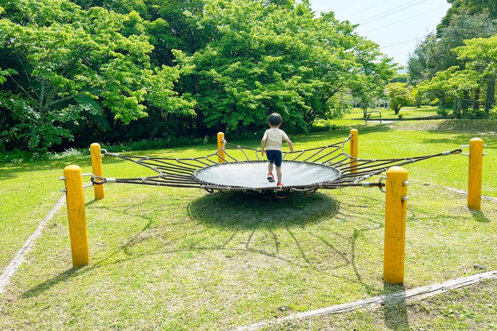 遊具で遊ぶ子ども